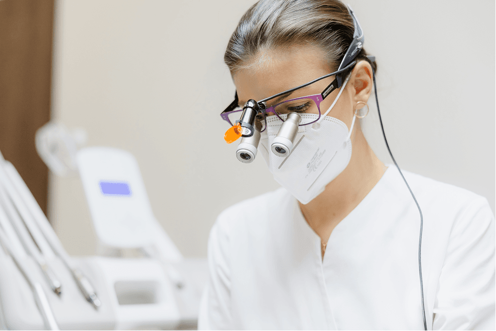 Zubná lekárka pri ošetrení zubného kazu v ambulancii Safran Dental Košice